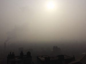 Oraș poluat cu smog dens