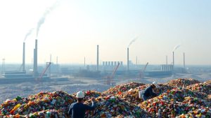 China transformă reciclarea plasticului într-un avantaj strategic.